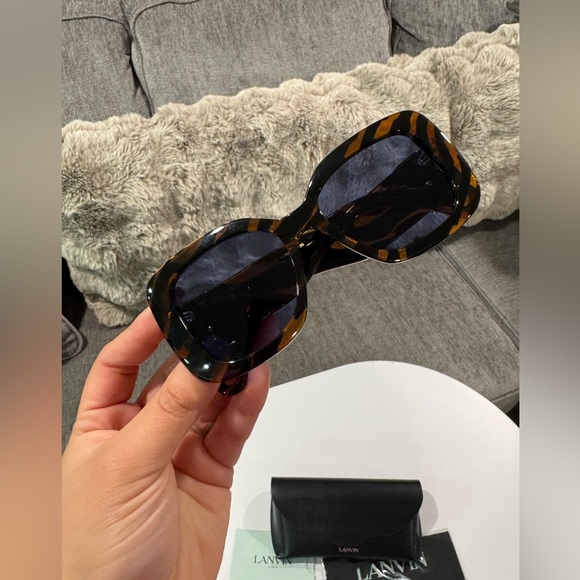 ONE DAY SALE✨

LANVIN LNV626S Stylish Black and Golden brown Sunglasses main image 10
